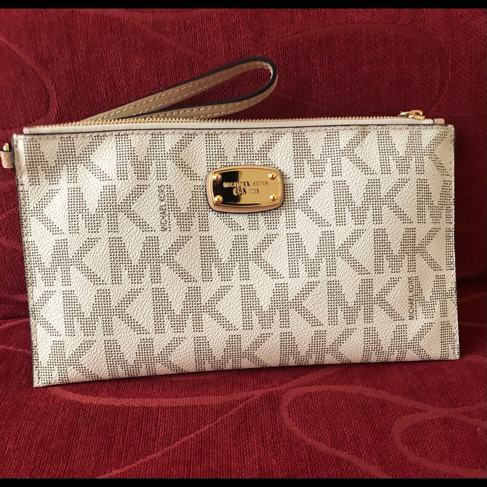 S-O-L-D..!! Michael Kors Jet Set wristlet.!